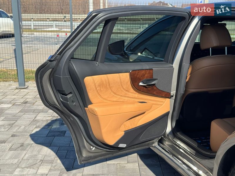 Седан Lexus LS 2022 в Ровно
