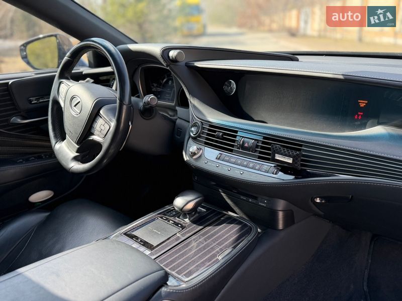 Седан Lexus LS 2018 в Стоянці