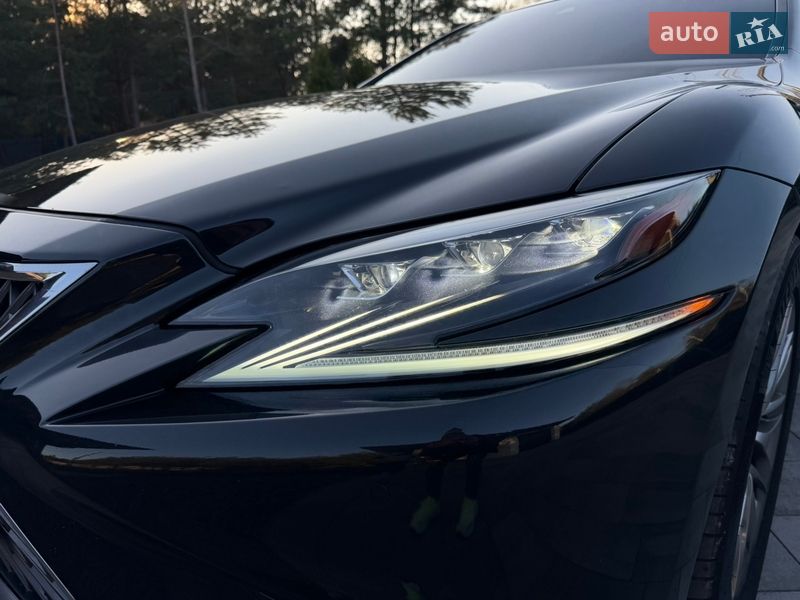 Седан Lexus LS 2018 в Стоянці