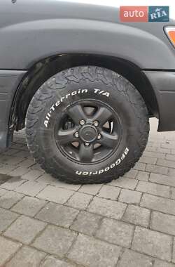 Внедорожник / Кроссовер Lexus LX 2005 в 