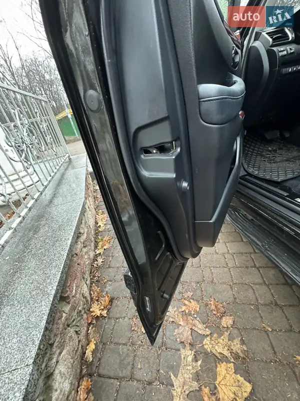 Lexus LX 2013 VIN JTJHY00W104116765 фото оголошення 32 з 64