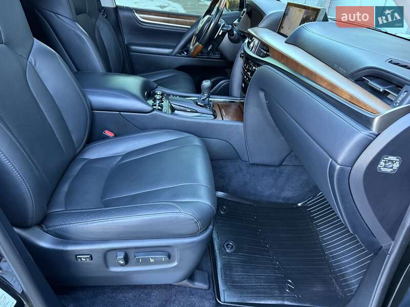 Позашляховик / Кросовер Lexus LX 2016 в Рівному
