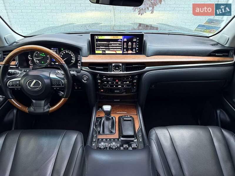 Позашляховик / Кросовер Lexus LX 2016 в Рівному