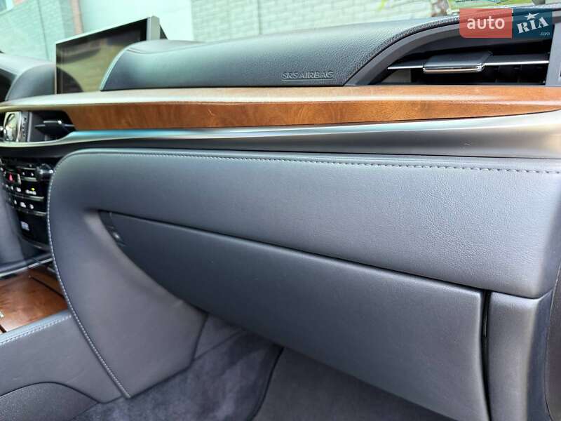 Позашляховик / Кросовер Lexus LX 2016 в Рівному