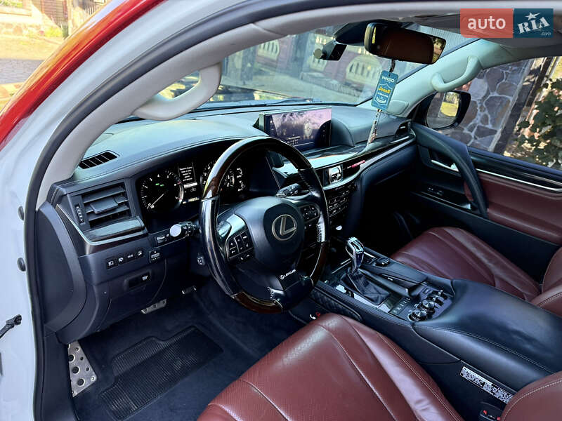 Позашляховик / Кросовер Lexus LX 2017 в Чернівцях