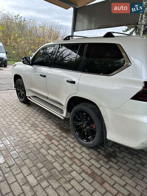 Позашляховик / Кросовер Lexus LX 2017 в Чернівцях