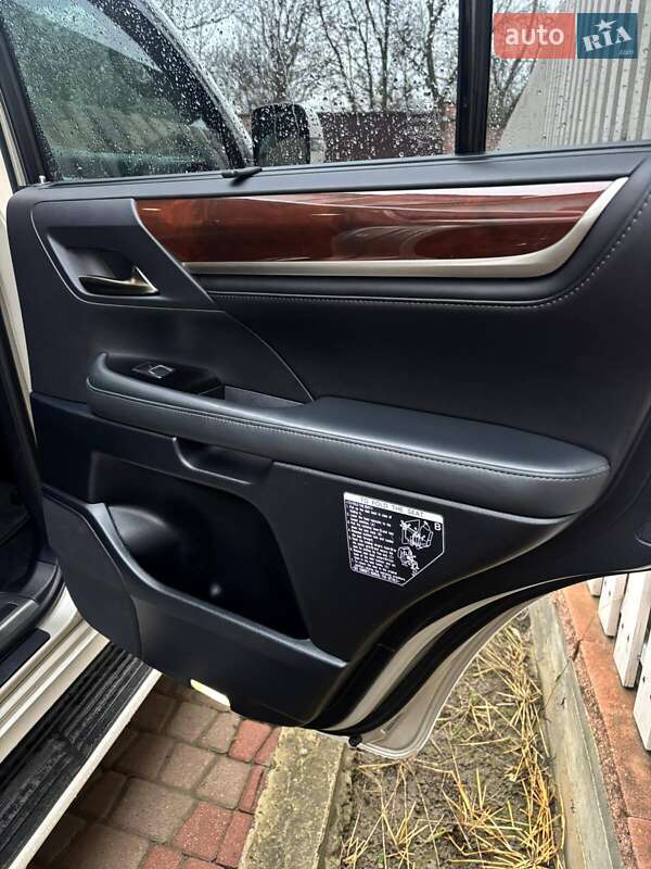 Позашляховик / Кросовер Lexus LX 2016 в Чернівцях