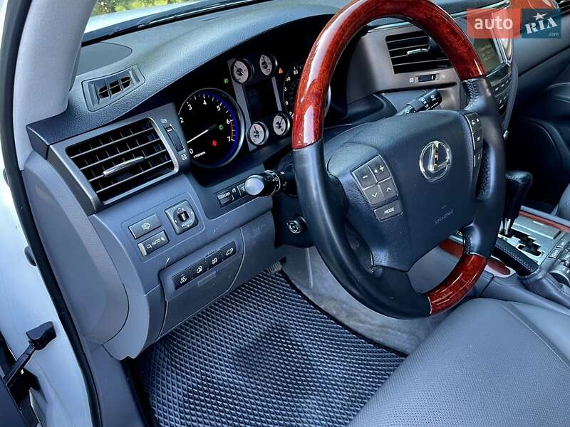 Внедорожник / Кроссовер Lexus LX 2008 в Черновцах