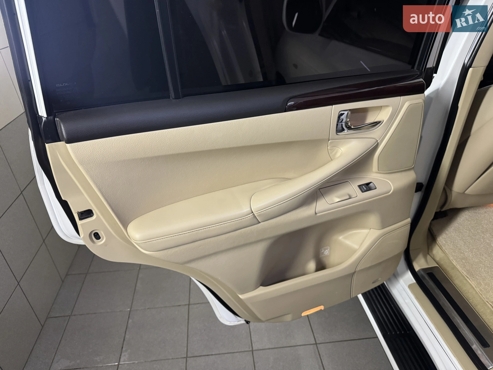2011 Lexus LX - мініатюра 28