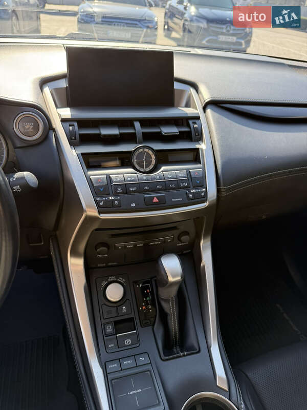 Позашляховик / Кросовер Lexus NX 2016 в Чернівцях