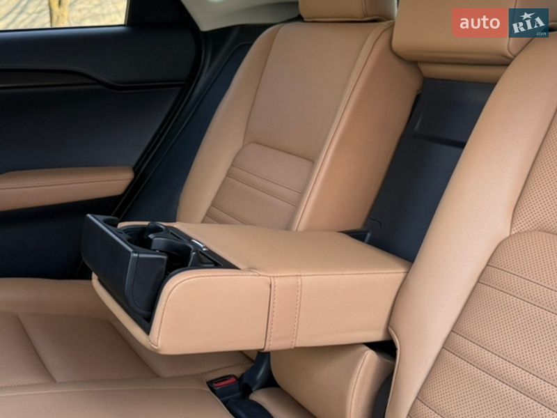 Внедорожник / Кроссовер Lexus NX 2016 в Ивано-Франковске