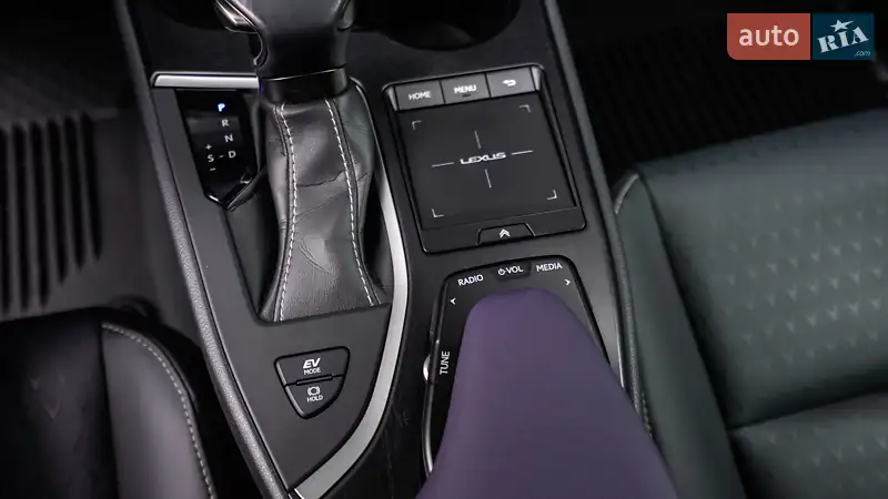Внедорожник / Кроссовер Lexus UX 2021 в 