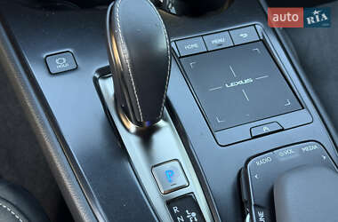 Внедорожник / Кроссовер Lexus UX 2020 в 