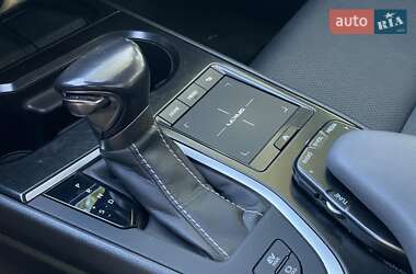 Внедорожник / Кроссовер Lexus UX 2018 в 