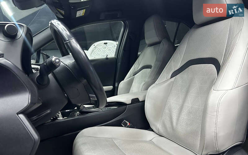 Позашляховик / Кросовер Lexus UX 2019 в Чернівцях