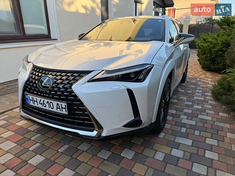 Lexus UX 2025