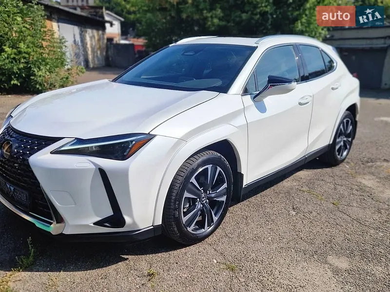 Lexus UX 2025