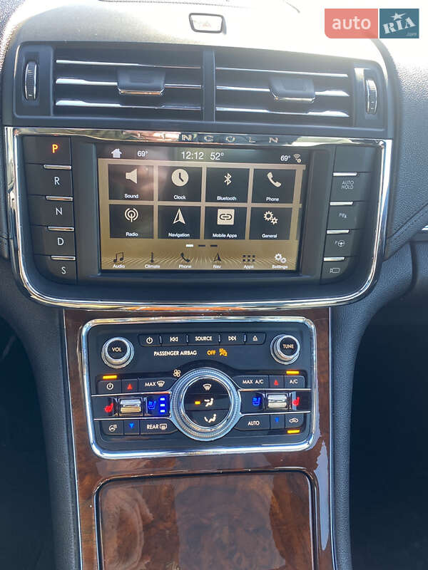 Седан Lincoln Continental 2016 в Львові