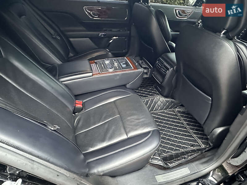 Седан Lincoln Continental 2016 в Чернівцях