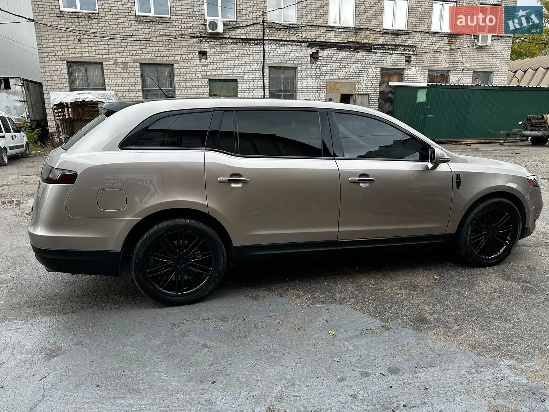 2019 Lincoln MKT - мініатюра 2