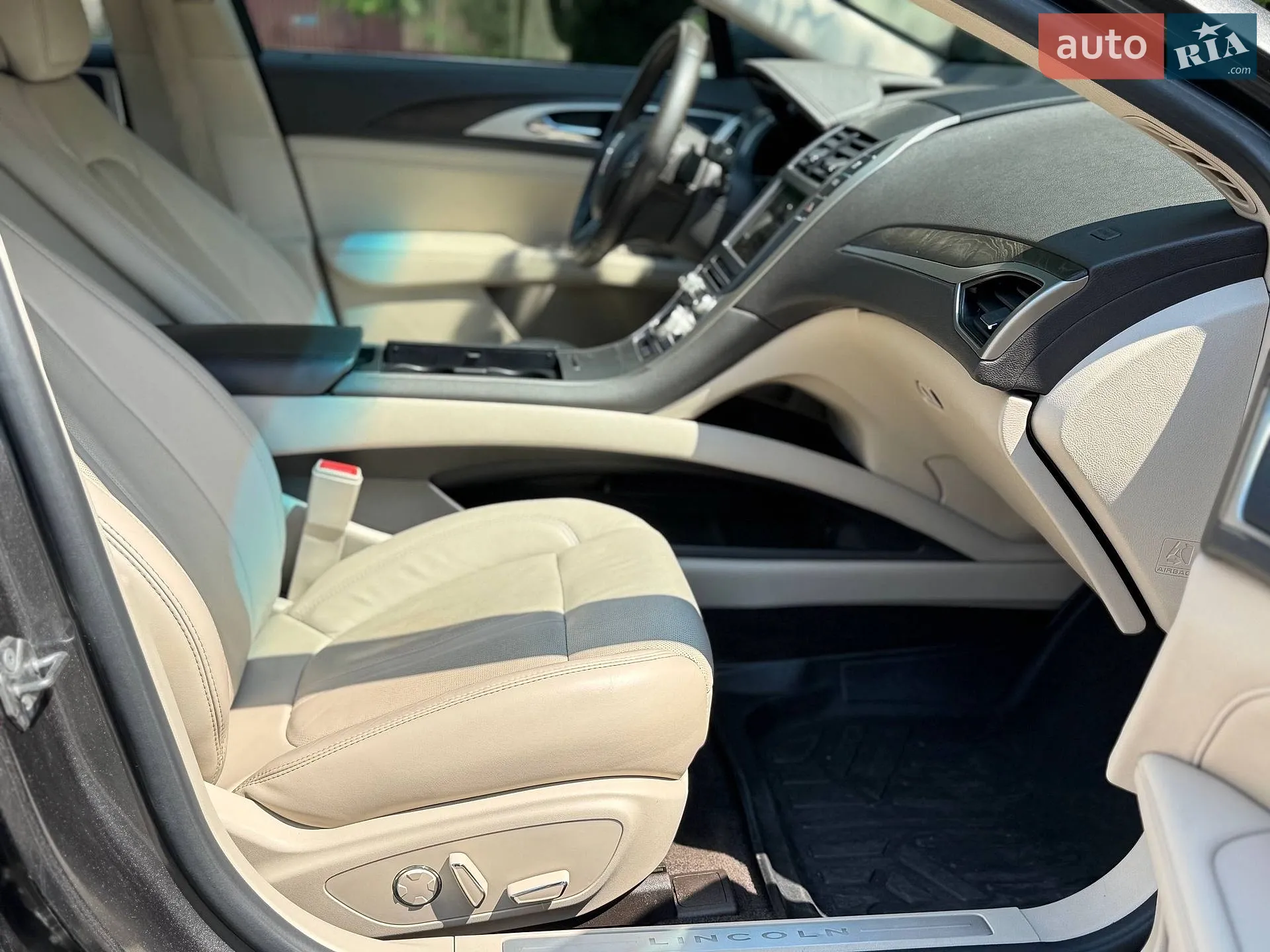 2016 Lincoln MKZ - мініатюра 16