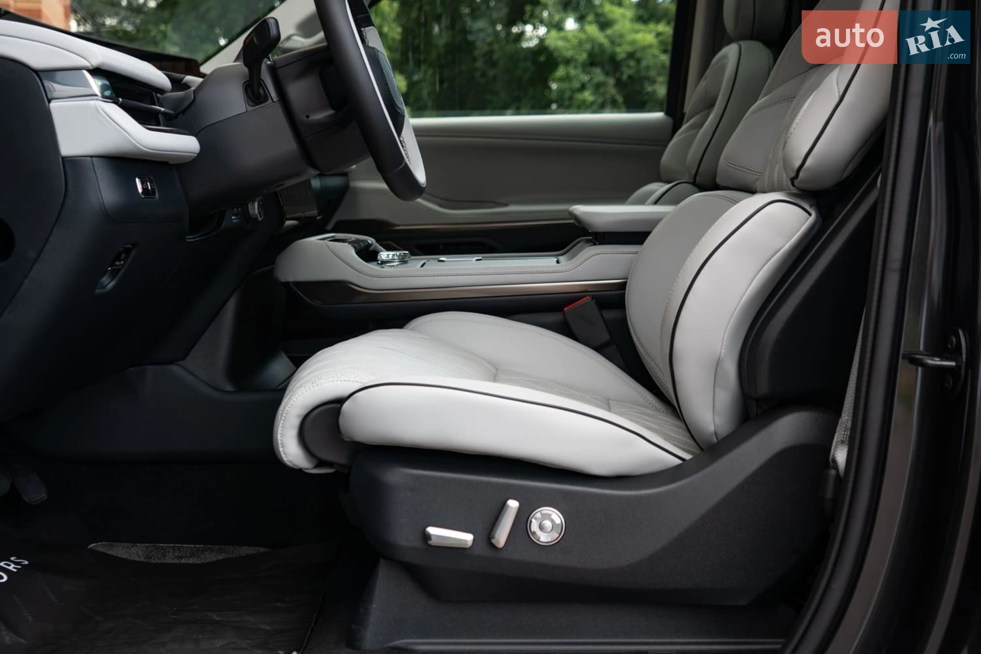 2025 Lincoln Navigator - мініатюра 31