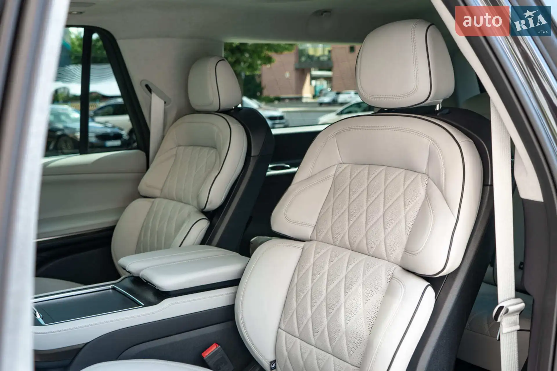 2025 Lincoln Navigator - мініатюра 48