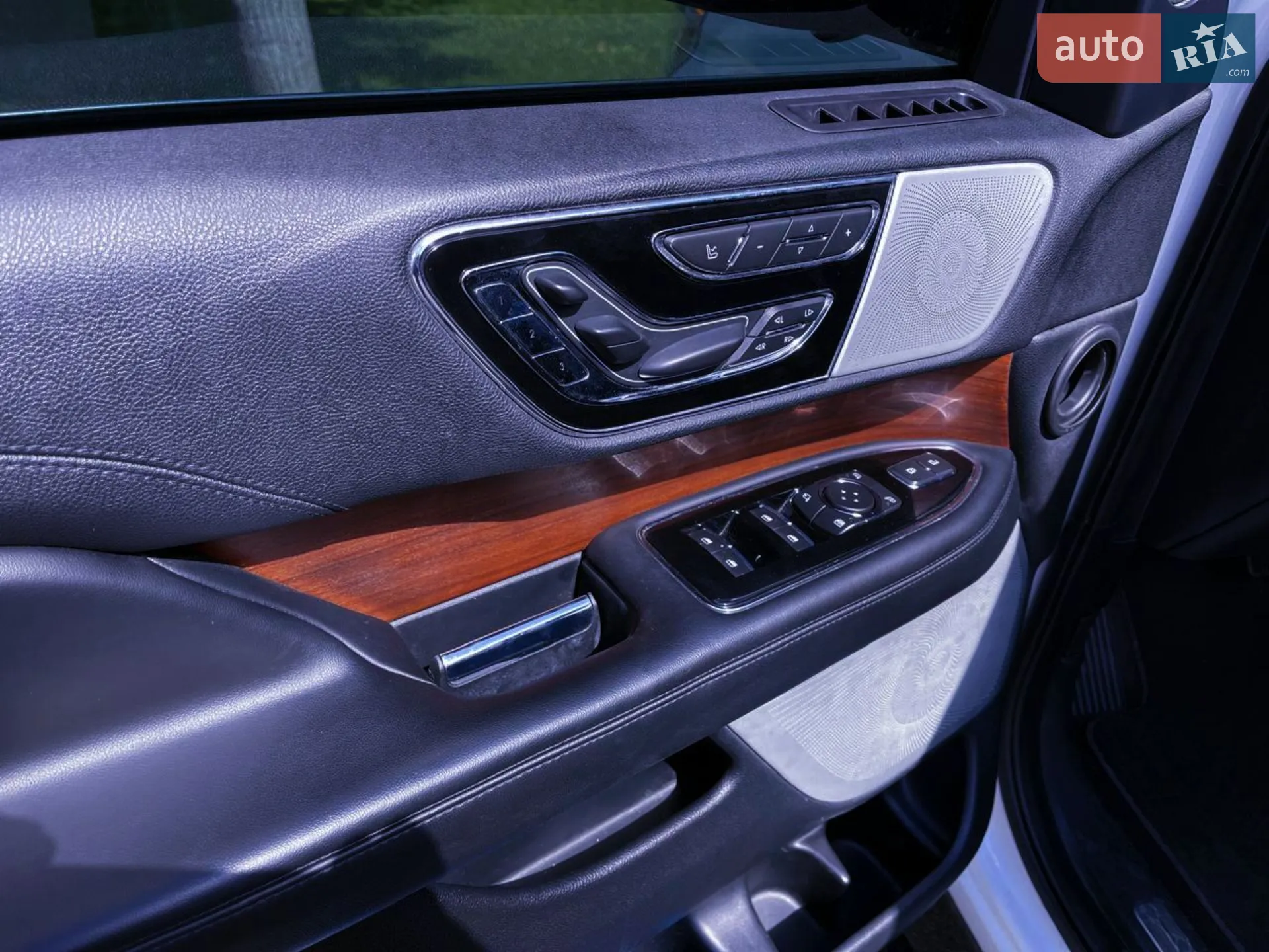 2019 Lincoln Navigator - мініатюра 17