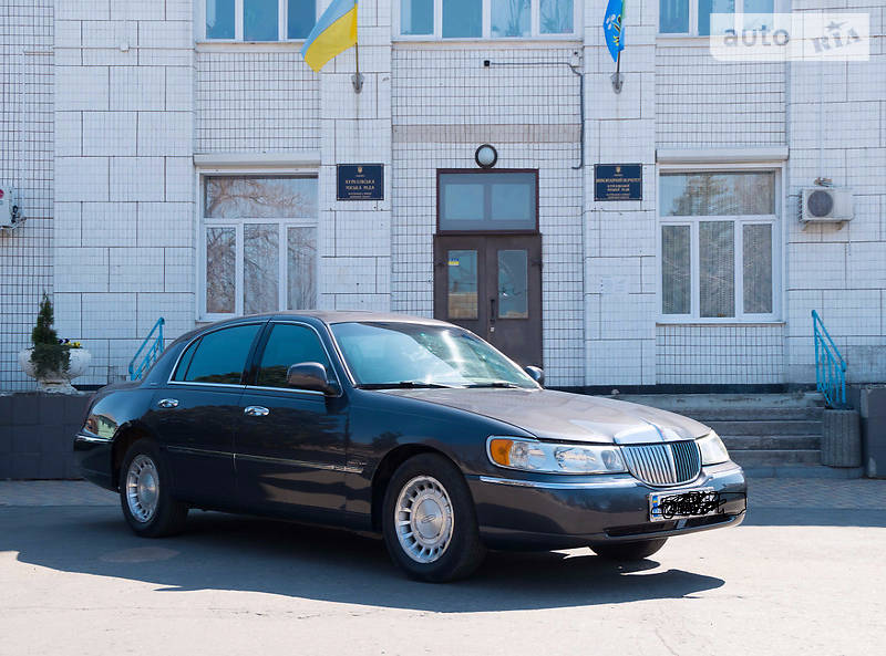 Lincoln Town Car 2001 года