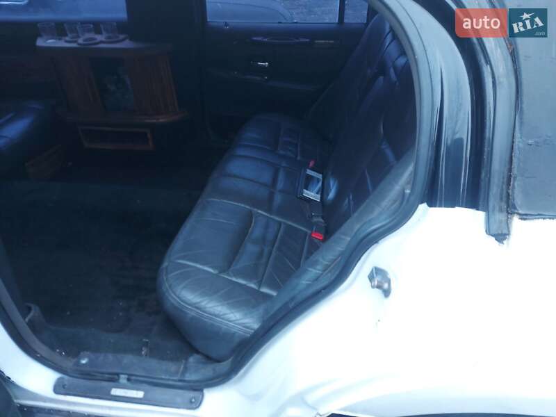 Лимузин Lincoln Town Car 2000 в Ужгороде