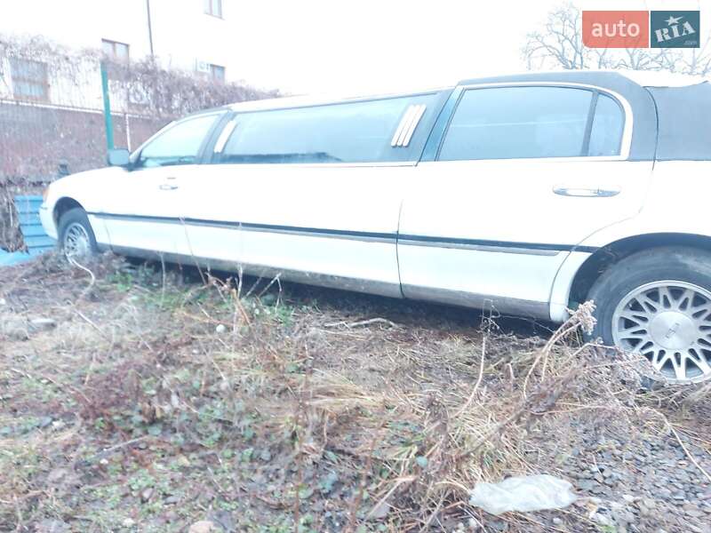 Лимузин Lincoln Town Car 2000 в Ужгороде