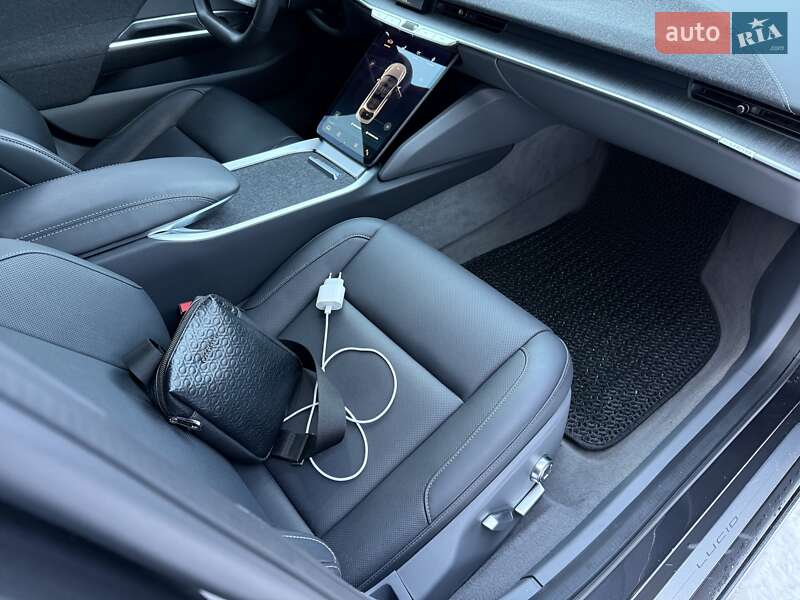 Седан Lucid Air 2023 в Львове