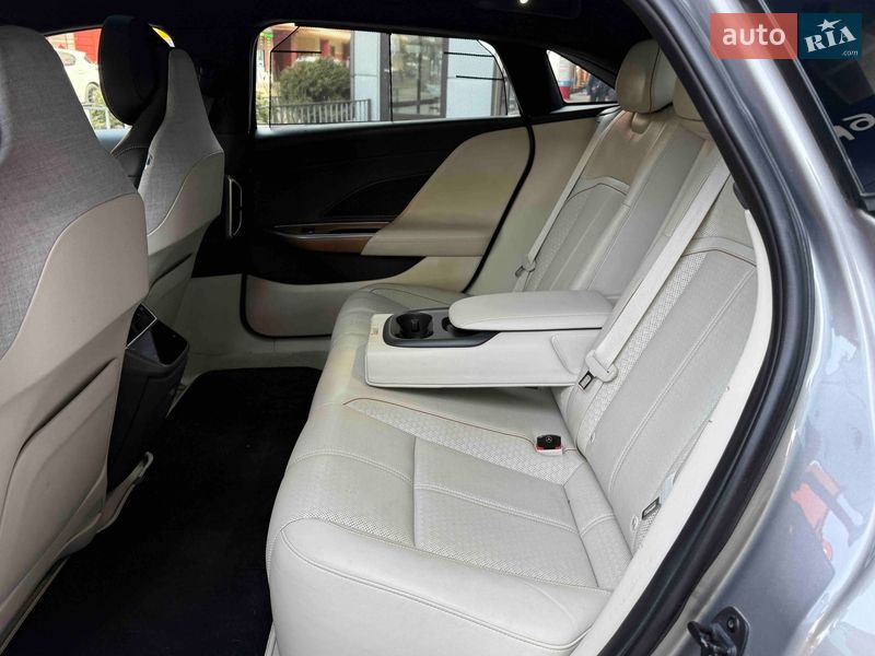 Седан Lucid Air 2022 в Львові