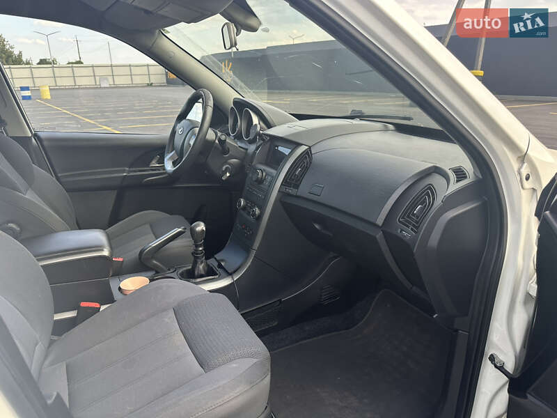 Внедорожник / Кроссовер Mahindra XUV 500 2016 в Киеве