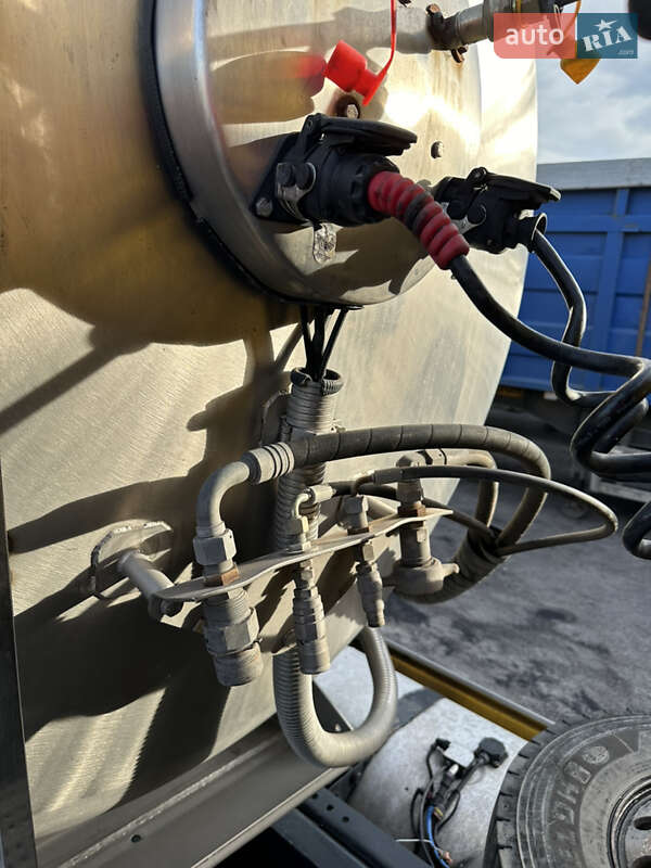 Цистерна напівпричіп Maisonneuv S338FG 2008 в Павлограді