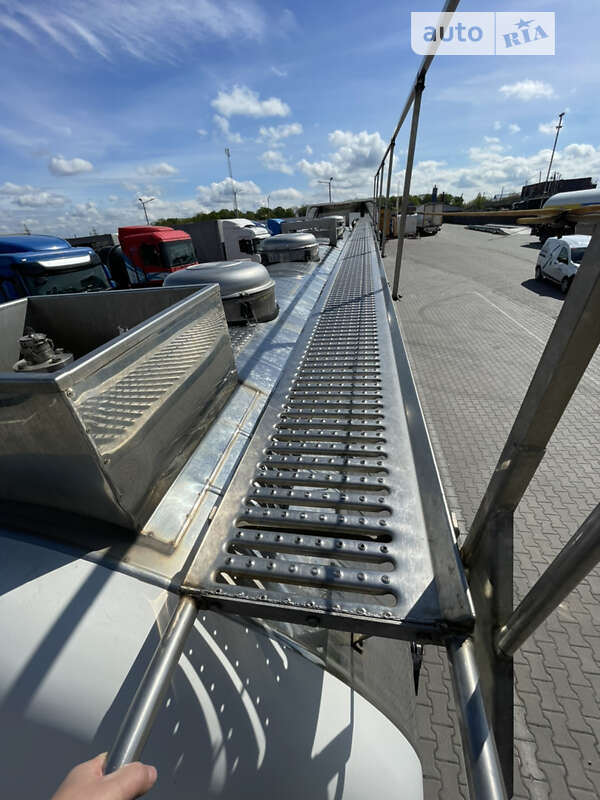 Цистерна напівпричіп Maisonneuv S338FG 2005 в Рівному