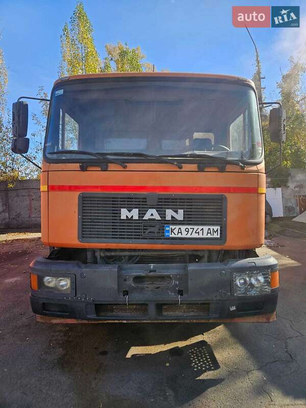 Сміттєвоз MAN 18 2001 в Києві