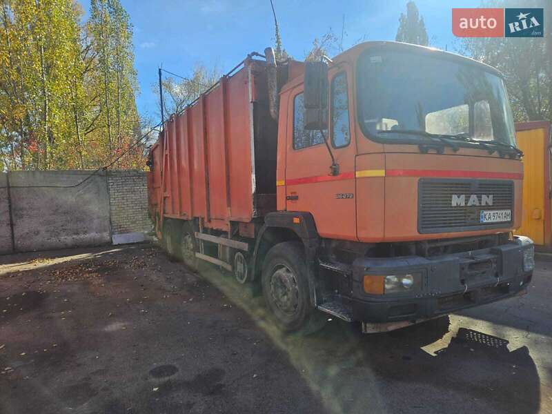 Сміттєвоз MAN 18 2001 в Києві