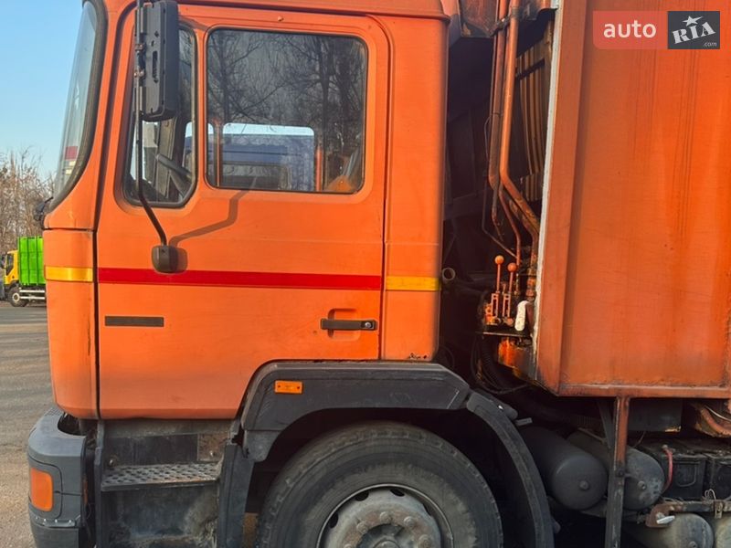 Сміттєвоз MAN 18 2001 в Києві