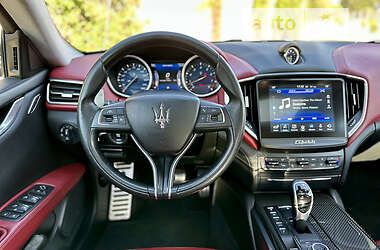 Седан Maserati Ghibli 2016 в 