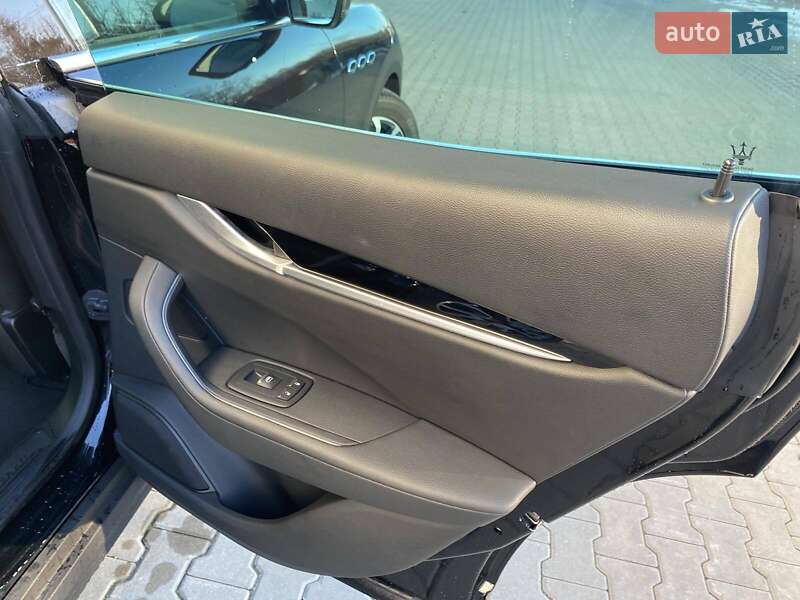Внедорожник / Кроссовер Maserati Levante 2017 в Киеве