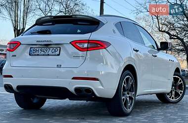 Позашляховик / Кросовер Maserati Levante 2016 в 