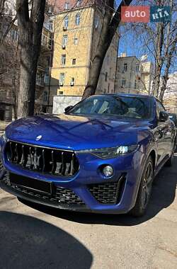 Внедорожник / Кроссовер Maserati Levante 2022 в 