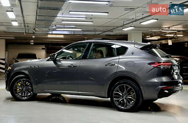 Позашляховик / Кросовер Maserati Levante 2022 в 