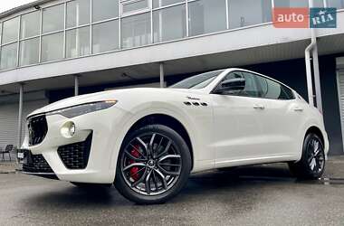 Позашляховик / Кросовер Maserati Levante 2022 в 