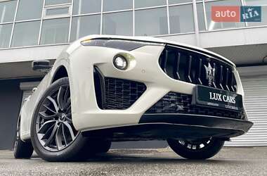 Позашляховик / Кросовер Maserati Levante 2022 в 