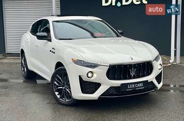 Позашляховик / Кросовер Maserati Levante 2022 в 