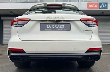 Позашляховик / Кросовер Maserati Levante 2022 в 