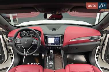 Позашляховик / Кросовер Maserati Levante 2022 в 