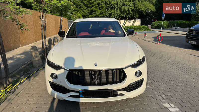 Внедорожник / Кроссовер Maserati Levante 2021 в 